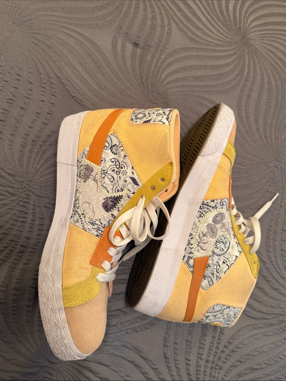 Nike air zoom Yellow & Peach High-Top Sneakers with Patterned Heel - Picture 3 of 7